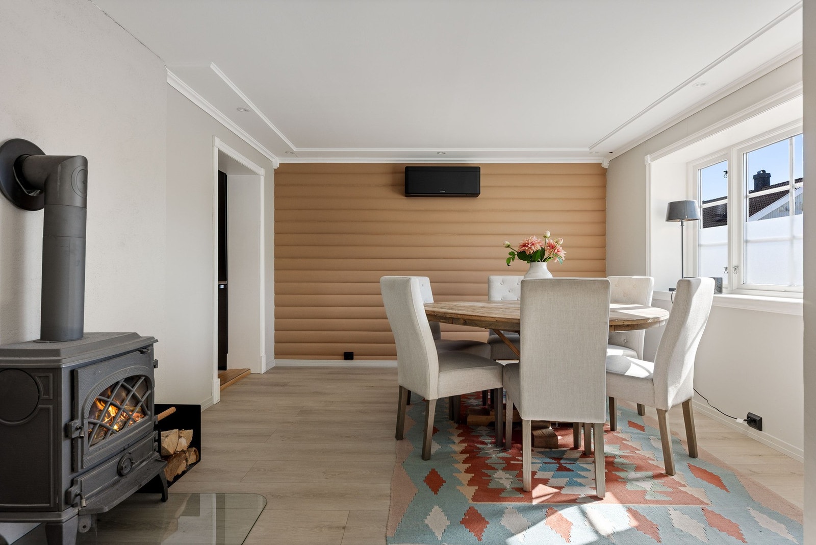 Koselig spisestue med vedovn for lun varme på kalde dager. Galleribilde