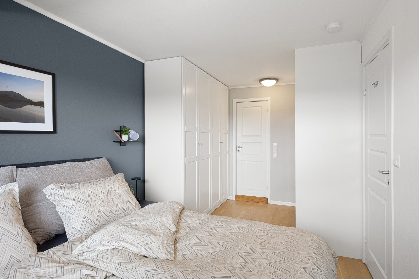 Hovedsuiten er lys og romslig med parkettgulv, god garderobeløsning og direkte inngang til badet. Galleribilde
