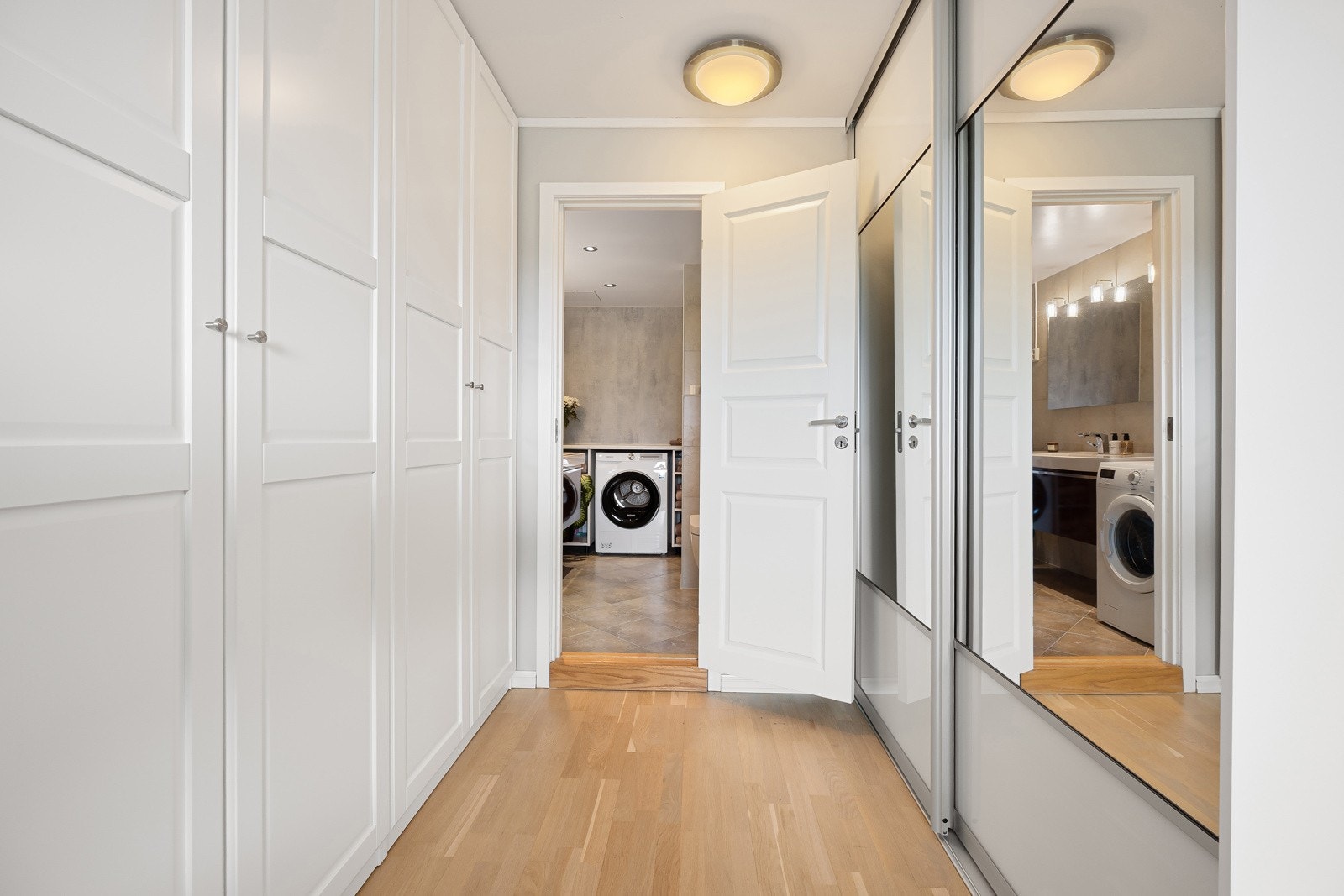 Hovedsoverommet har både skyvedørsgarderobe og flere garderobeskap. Galleribilde