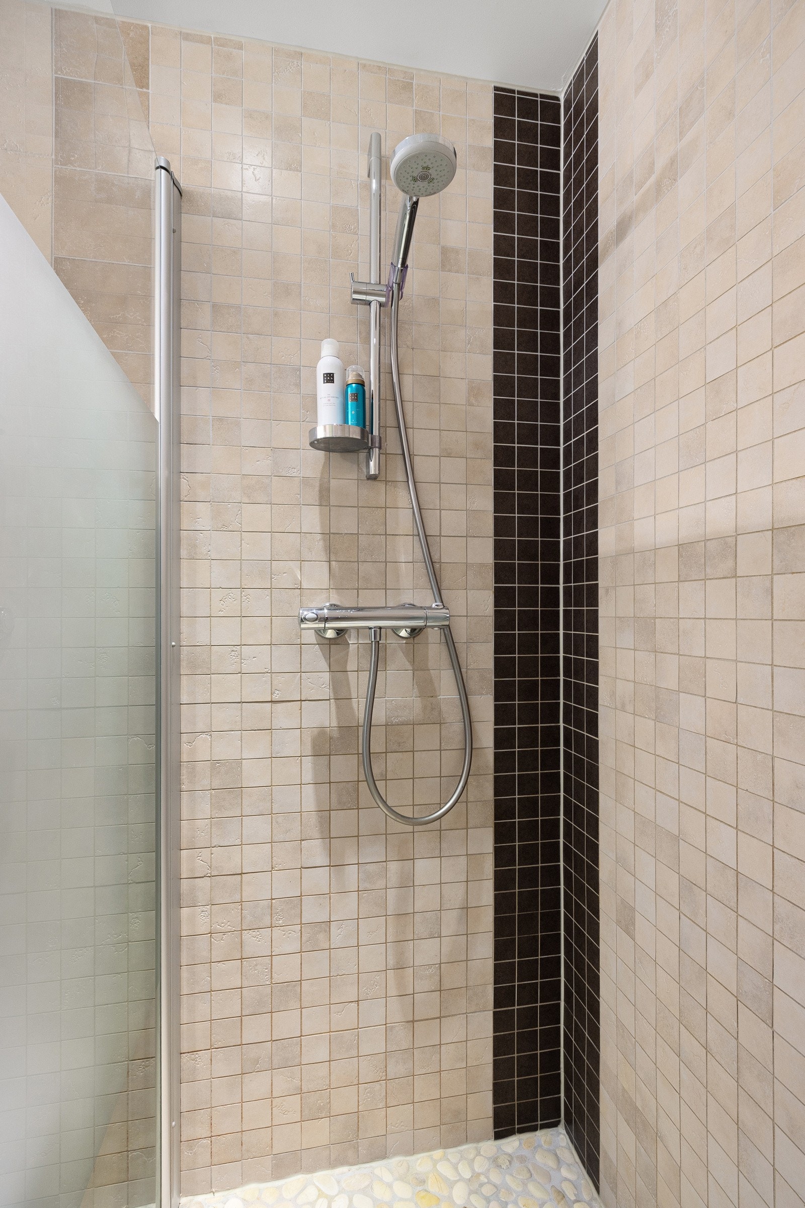 Badet er helfliset med varmekabler i gulvet, samt mosaikk og elvesteiner i dusjnisjen. Galleribilde