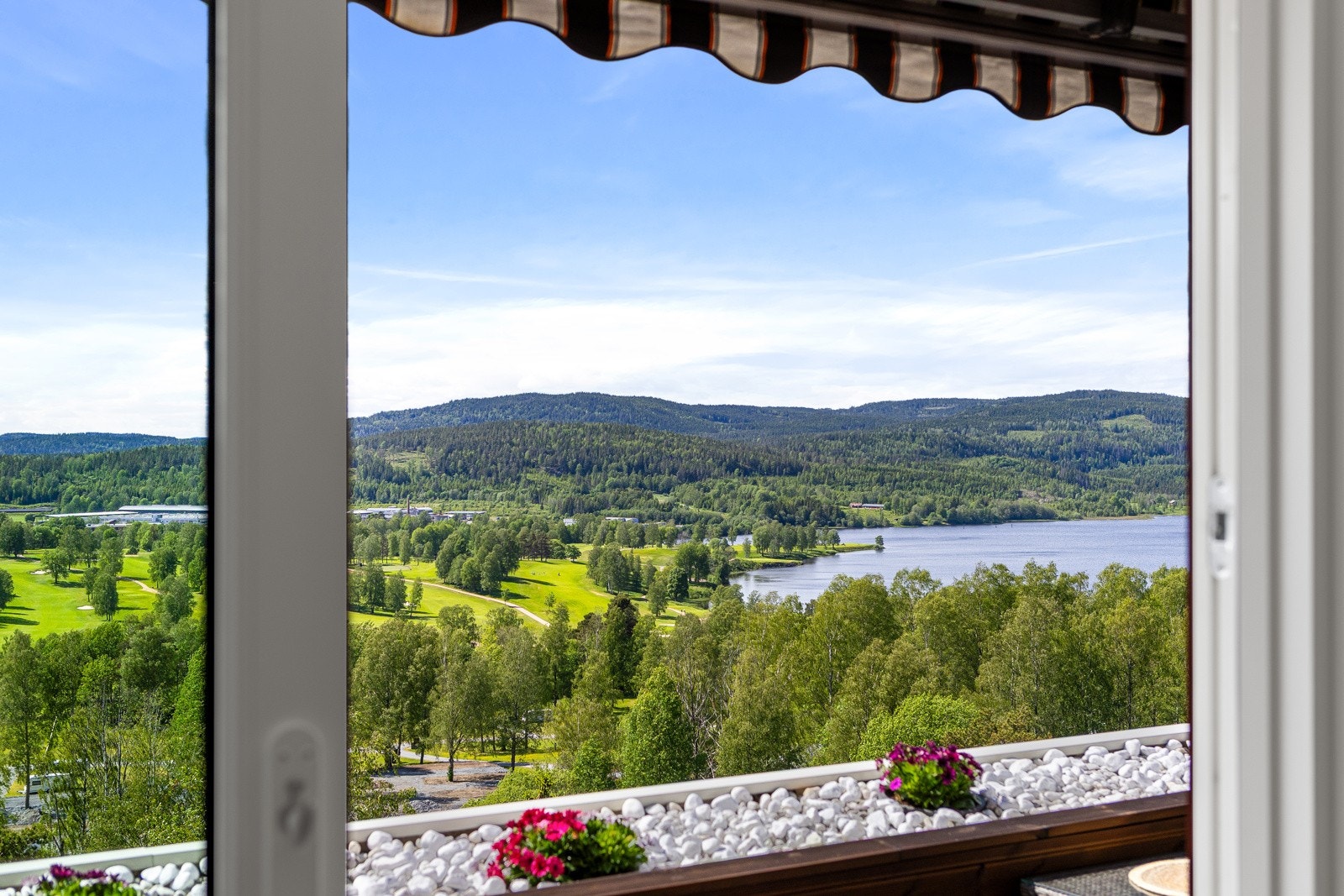 Bygget ligger rett ovenfor Bogstad og har flott utsikt over vakre Bogstadvannet i nordvest. Galleribilde