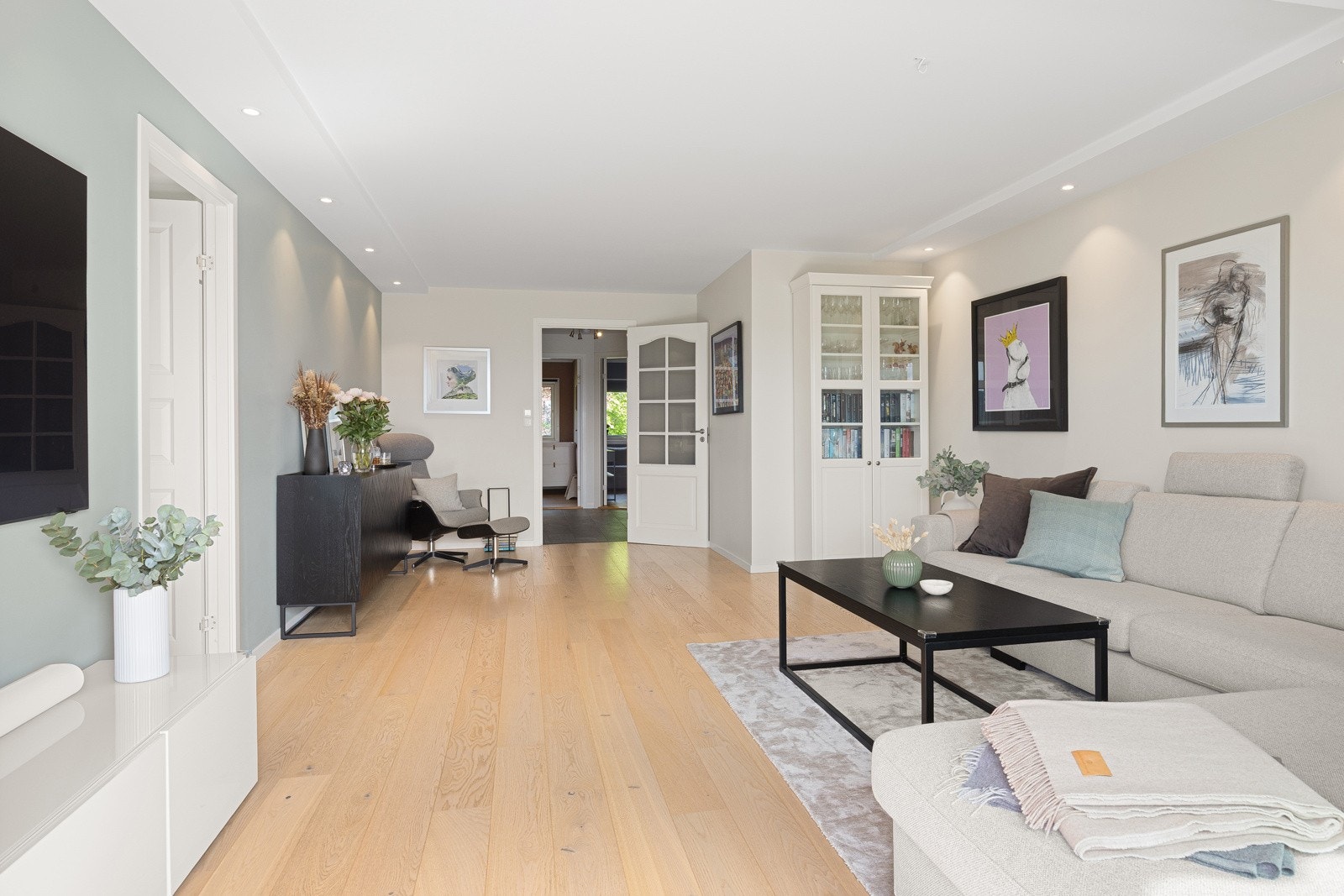 Stuen har listefri himling med nedsenket downlights langs to sider, som gir behagelig overlys. Galleribilde