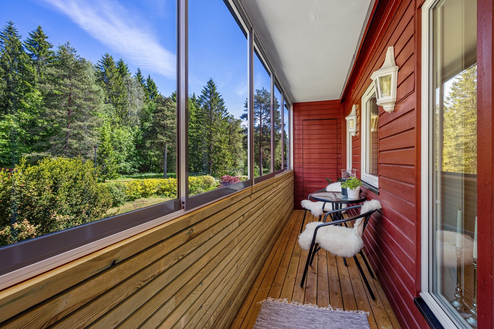 Balkongen vender ut mot frodige fellesarealer og idyllisk skog. Galleribilde