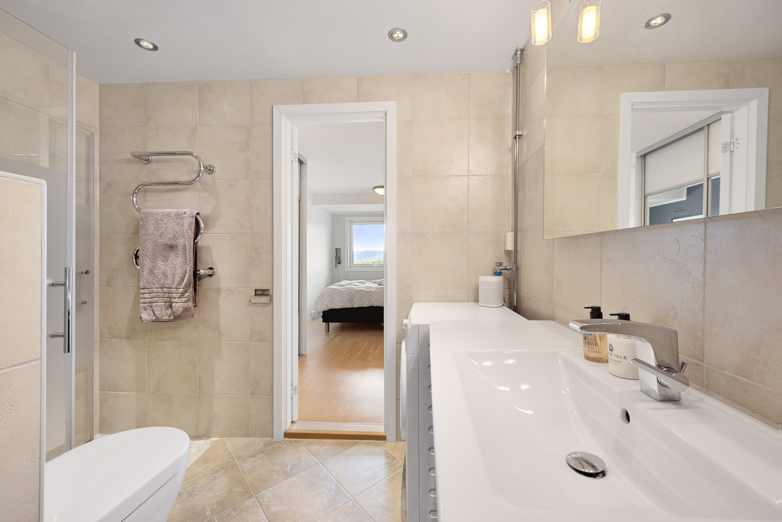 Dette badet ligger i suite med hovedsoverommet, en behagelig og familievennlig løsning. Håndklevarmer. Galleribilde