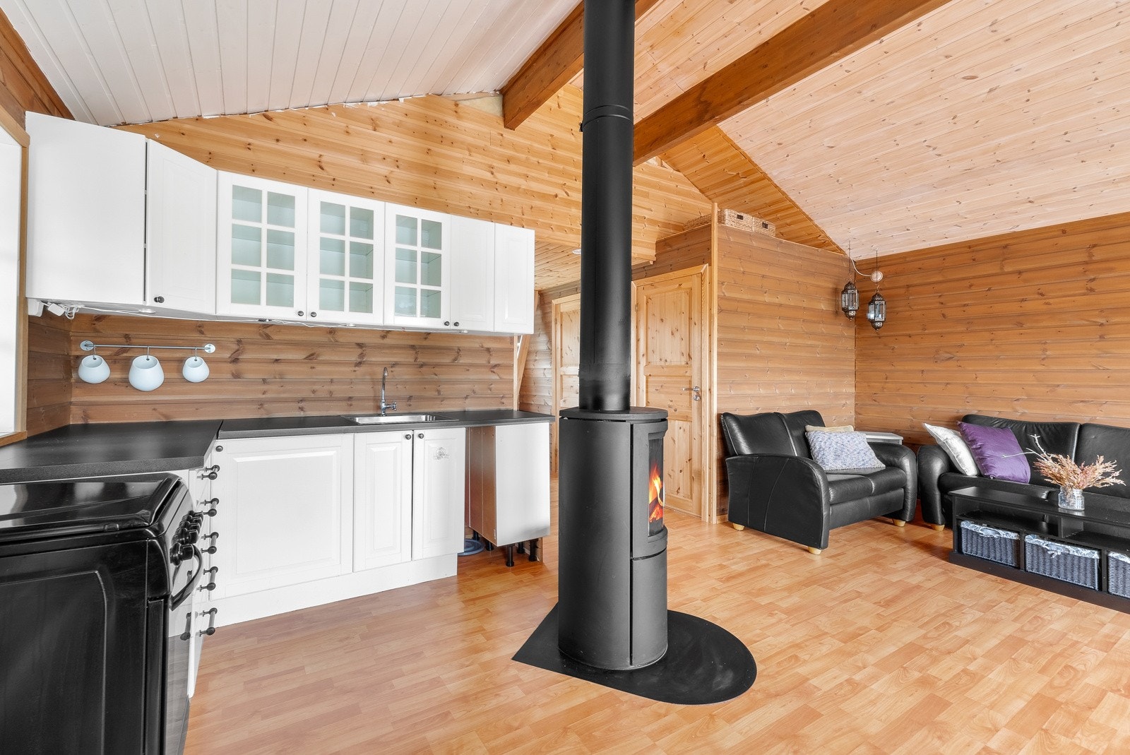 Frittstående gass-komfyr og gassdrevet kjøleskap i gang Galleribilde