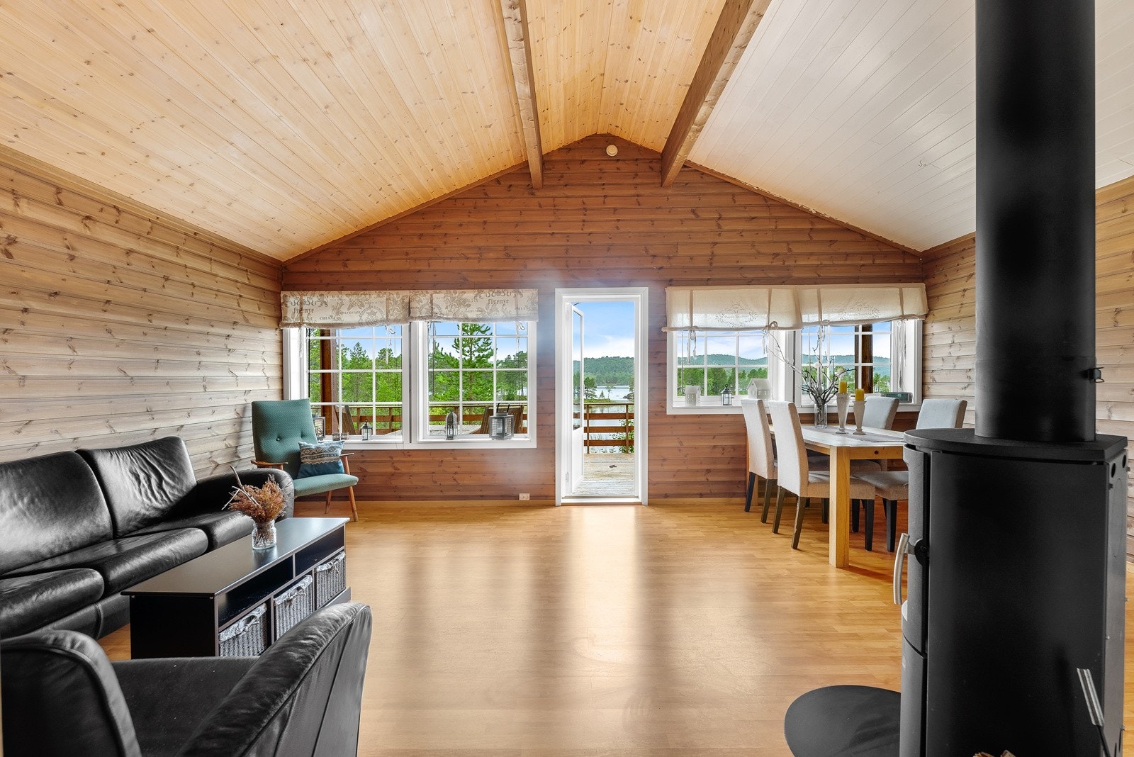 Innvendig har hytten et luftig og flott allrom med flere møbleringssoner Galleribilde