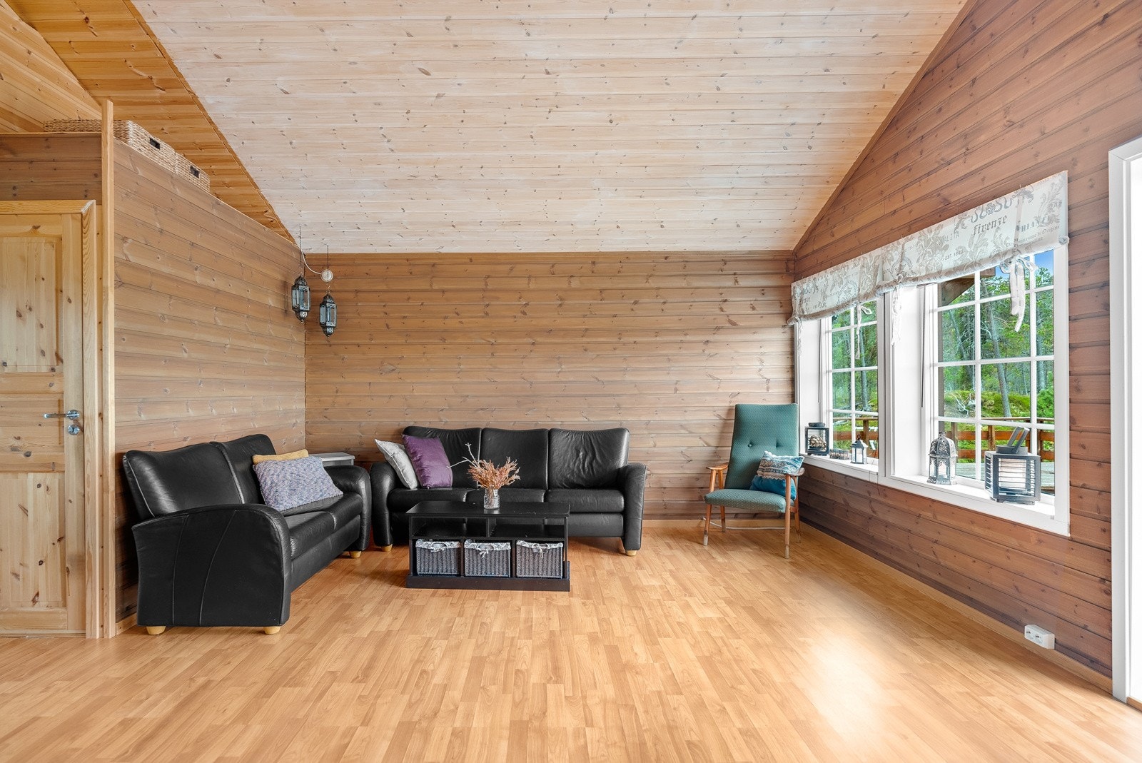 Stue/kjøkken området får lun varme fra peisovn Galleribilde