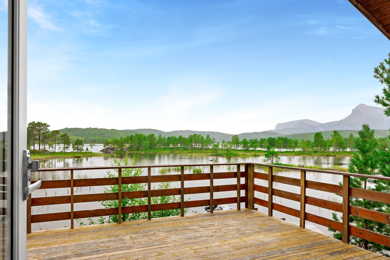 Utsikten blir blikkfanget så fort man forlater stue gjenom balkongdør Galleribilde