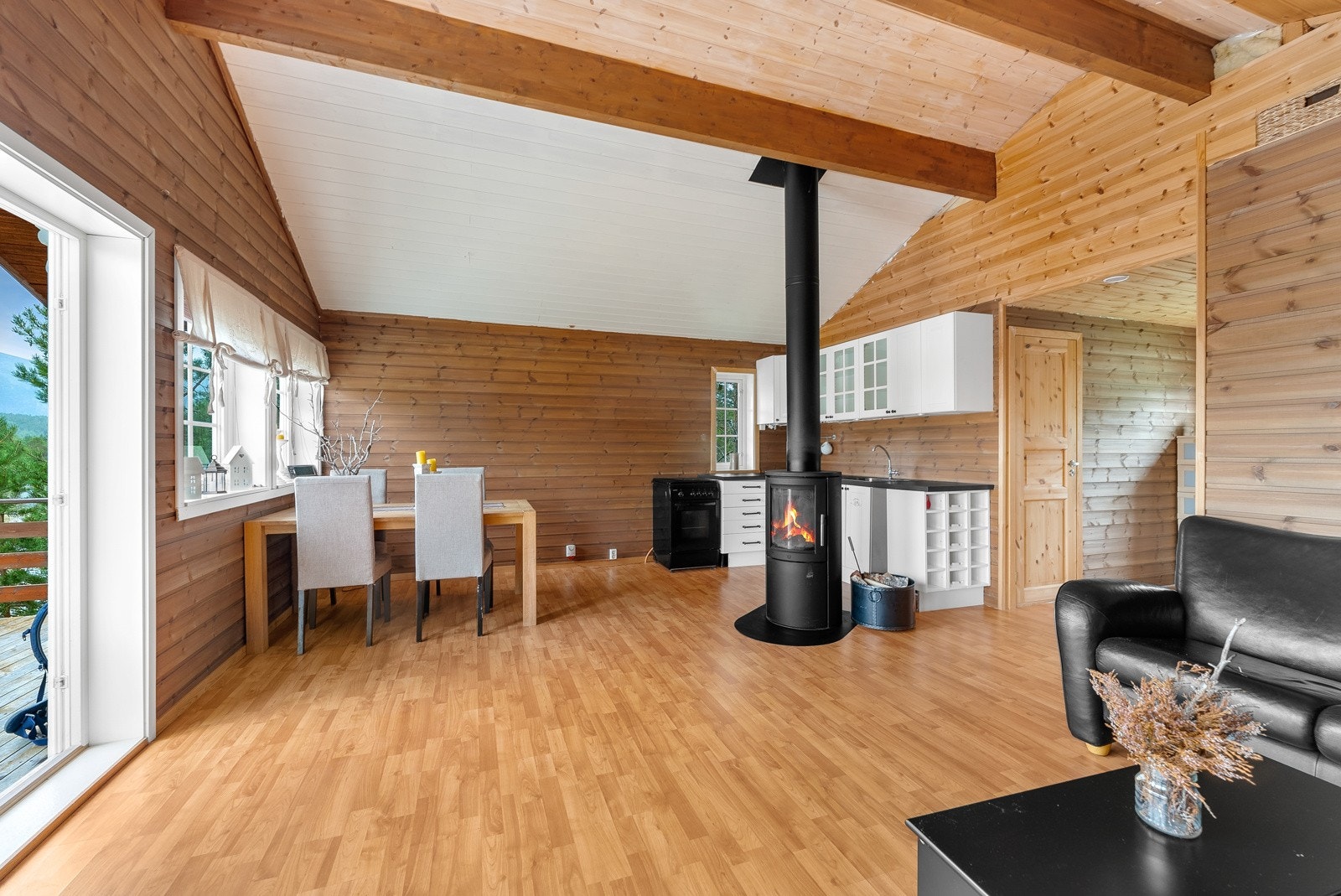 Gulv belagt med laminat og heltre, med vegg- og himlingsflater i malt panel Galleribilde