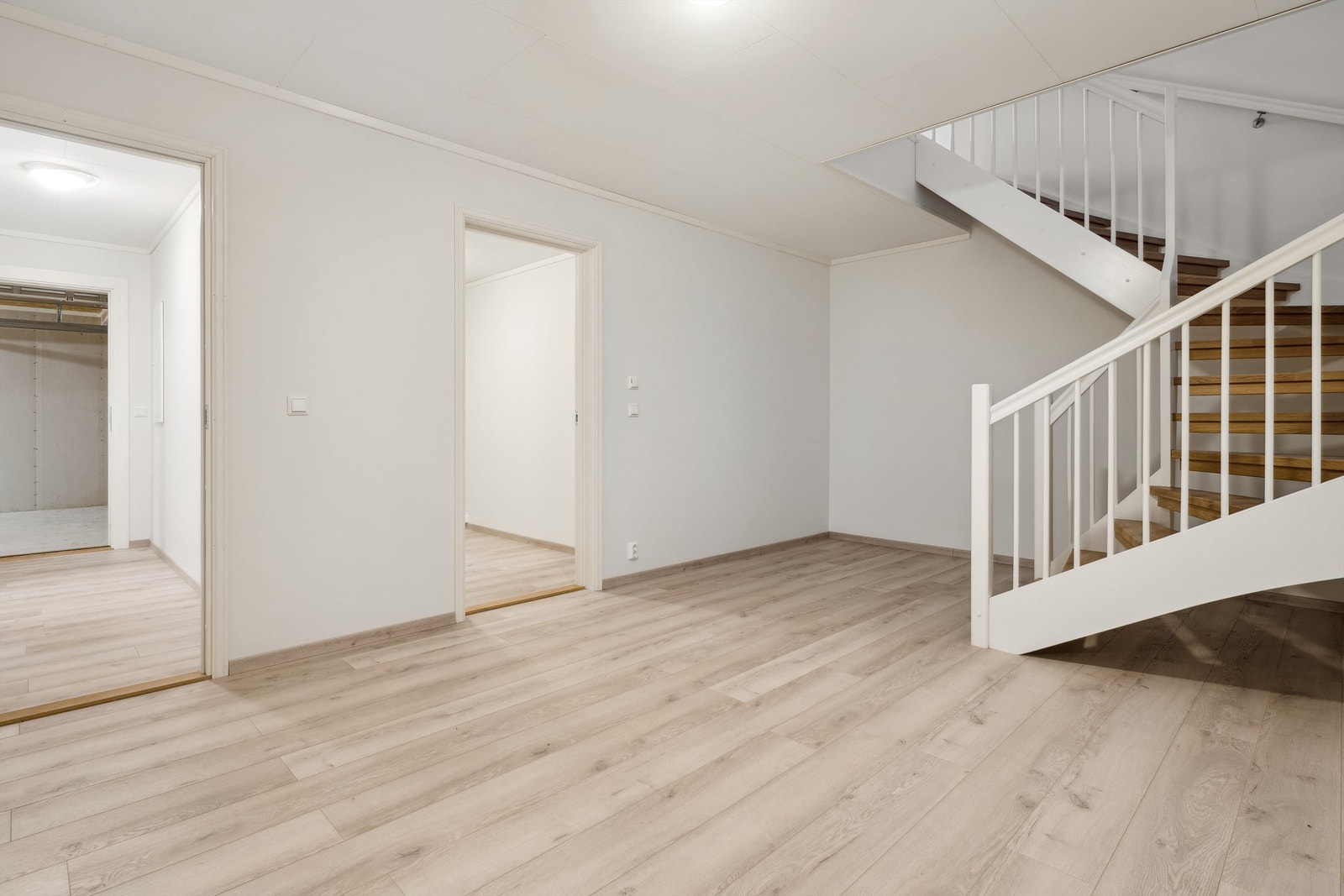 Gang med adkomst fra garasje og entré. Trapp opp til stue/kjøkken i hoveddel. Galleribilde