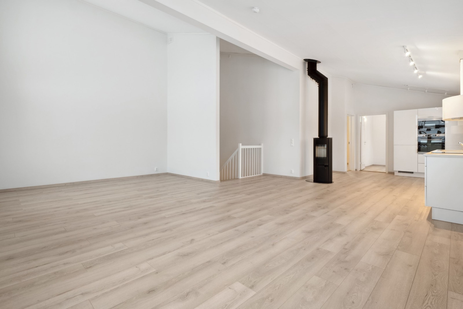 Fra stuen er det åpen løsning til kjøkkenet. Ved kjøkkenet er det montert en vedovn med stålpipe. Det er også montert panelovn på diverse vegger. Galleribilde