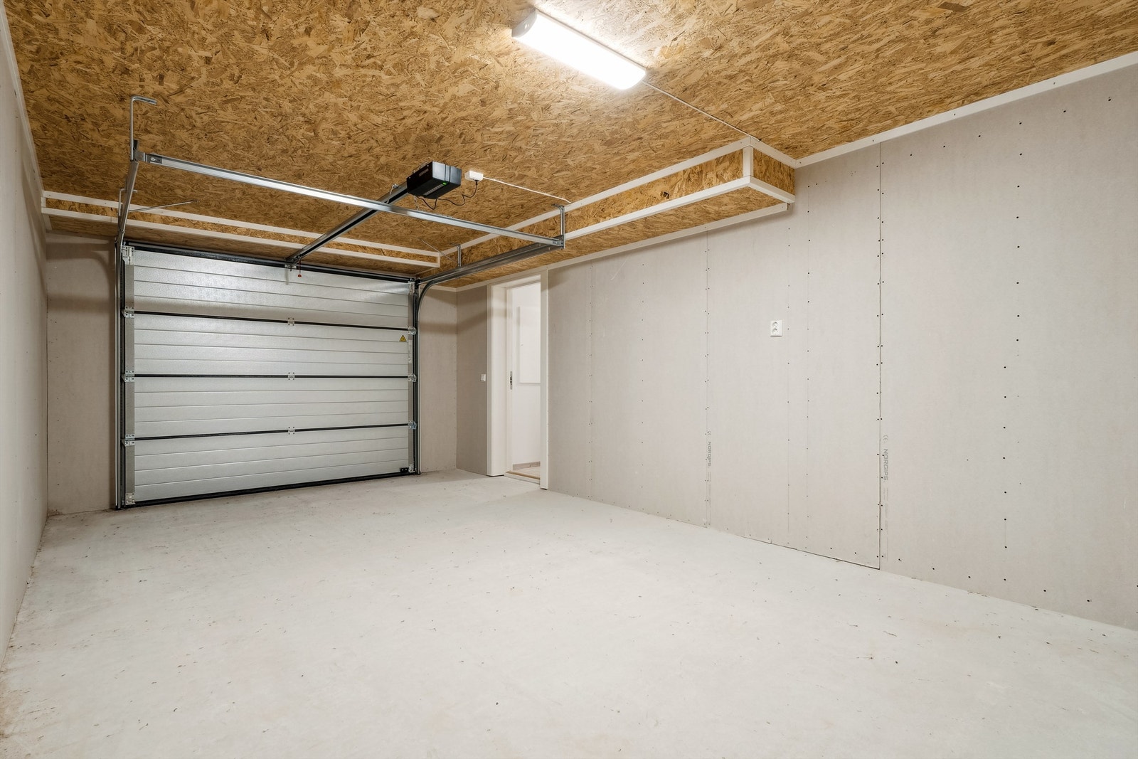 Garasje med gode parkeringsmuligheter og direkte adkomst inn i boligen. Galleribilde