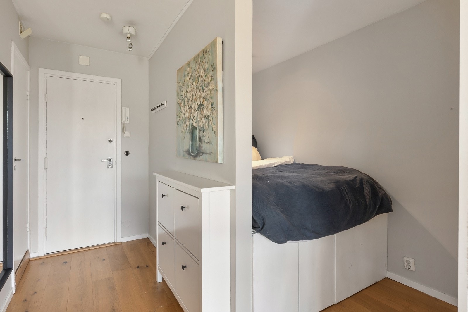 Praktisk sovealkove med plassbygget seng med skapplass under hele sengen. Galleribilde