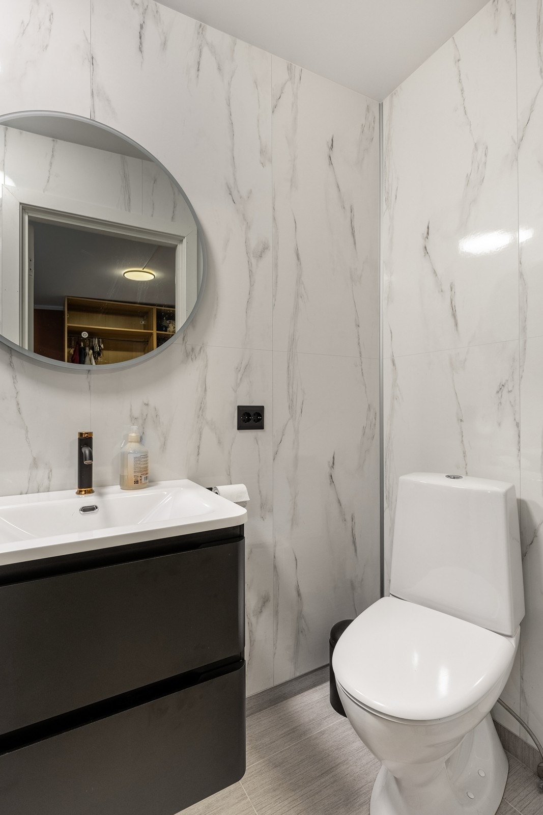 Delikat bad på innsiden av hovedsoverommet Galleribilde