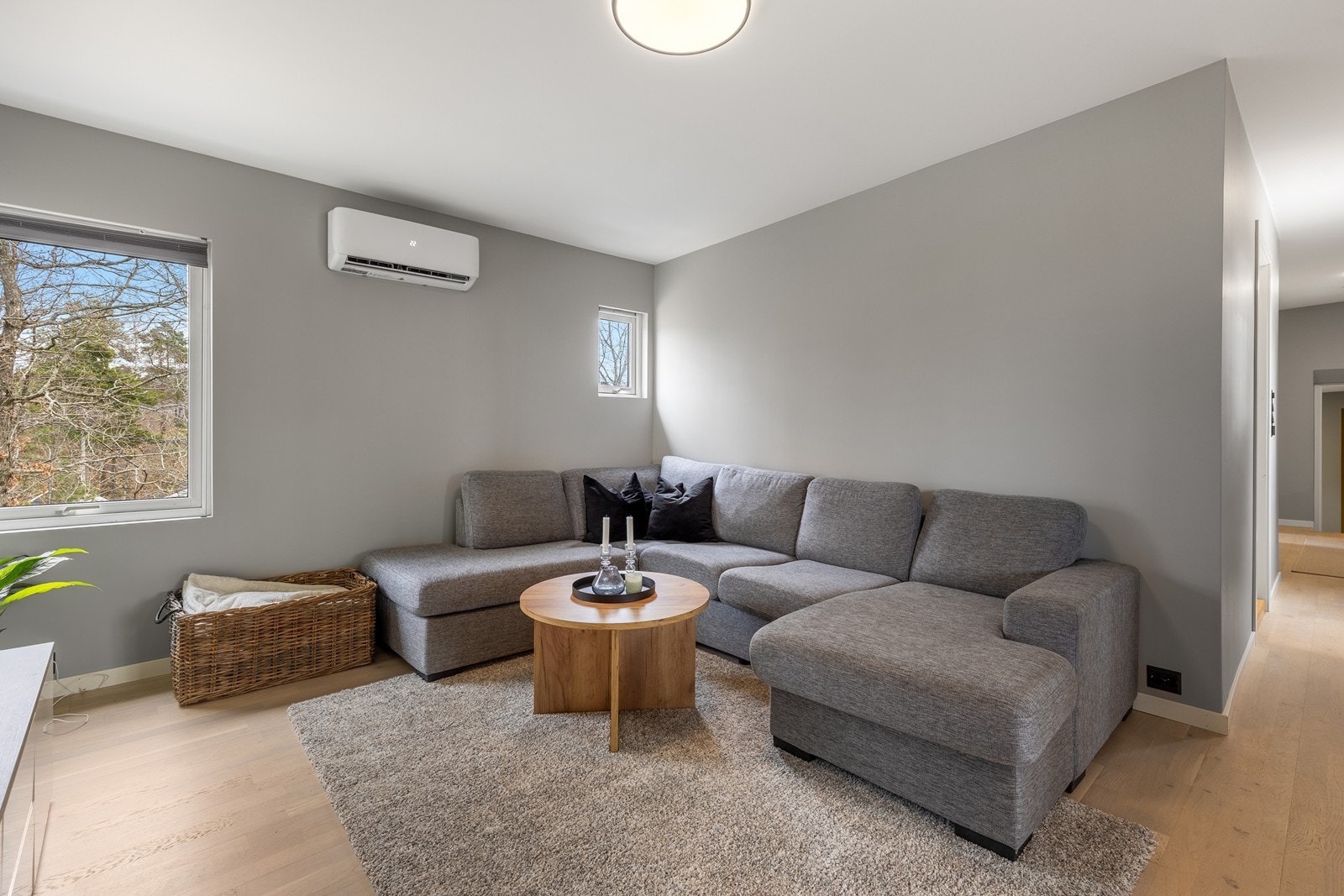 God plass til sofagruppe med tilhørende møblement Galleribilde