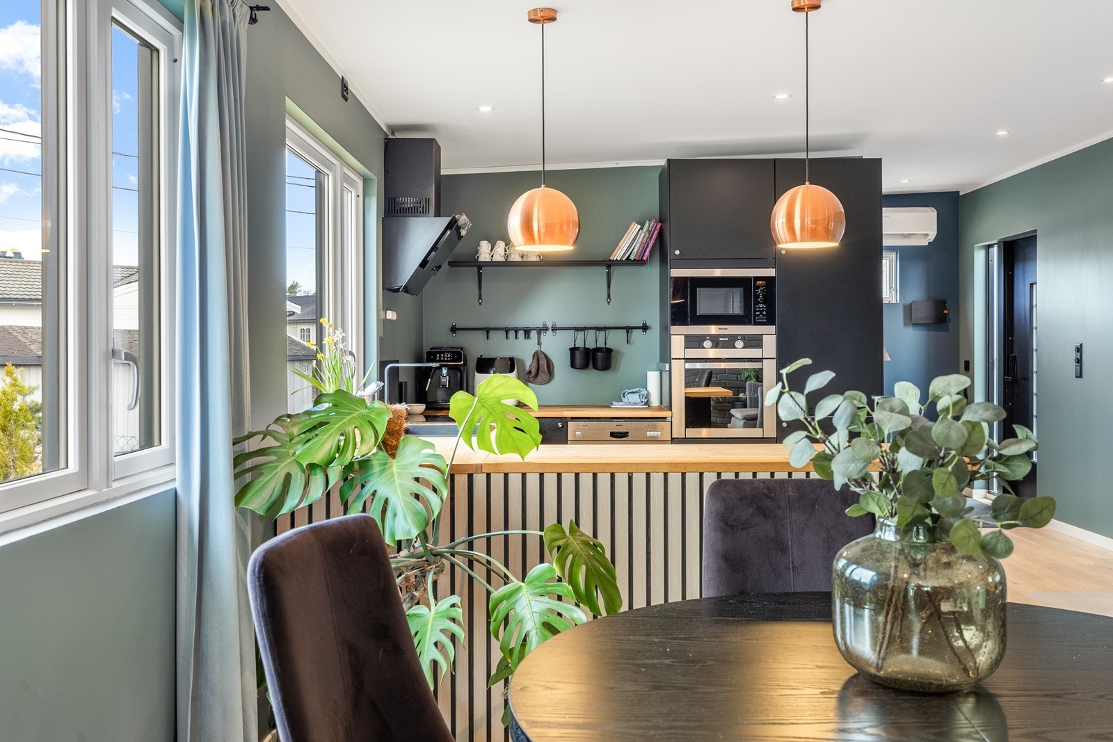 Smakfullt og delikat innredet med fine farge- og materialvalg Galleribilde