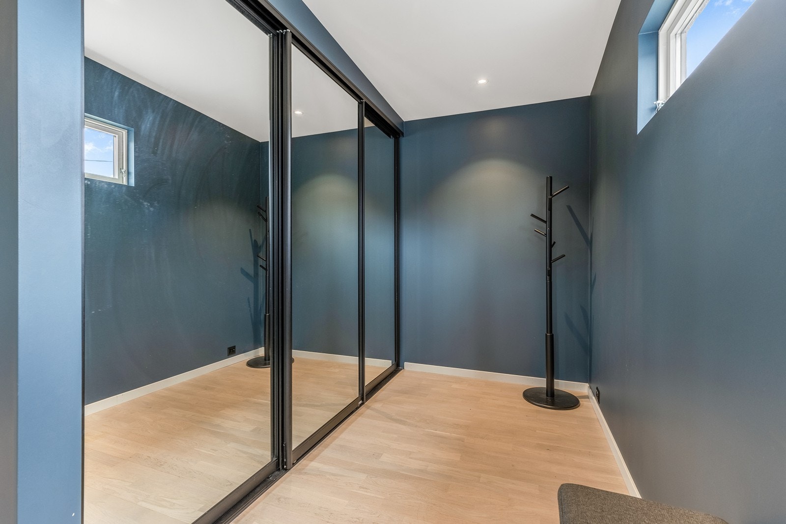 Gang med stor skyvedørsgarderobe Galleribilde