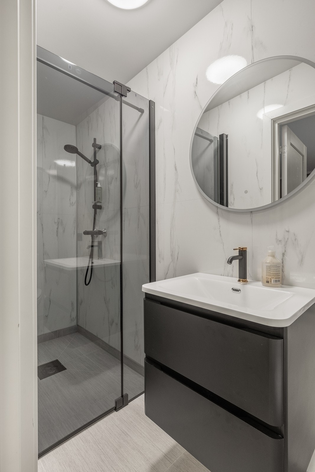 Delikat bad på innsiden av hovedsoverommet Galleribilde