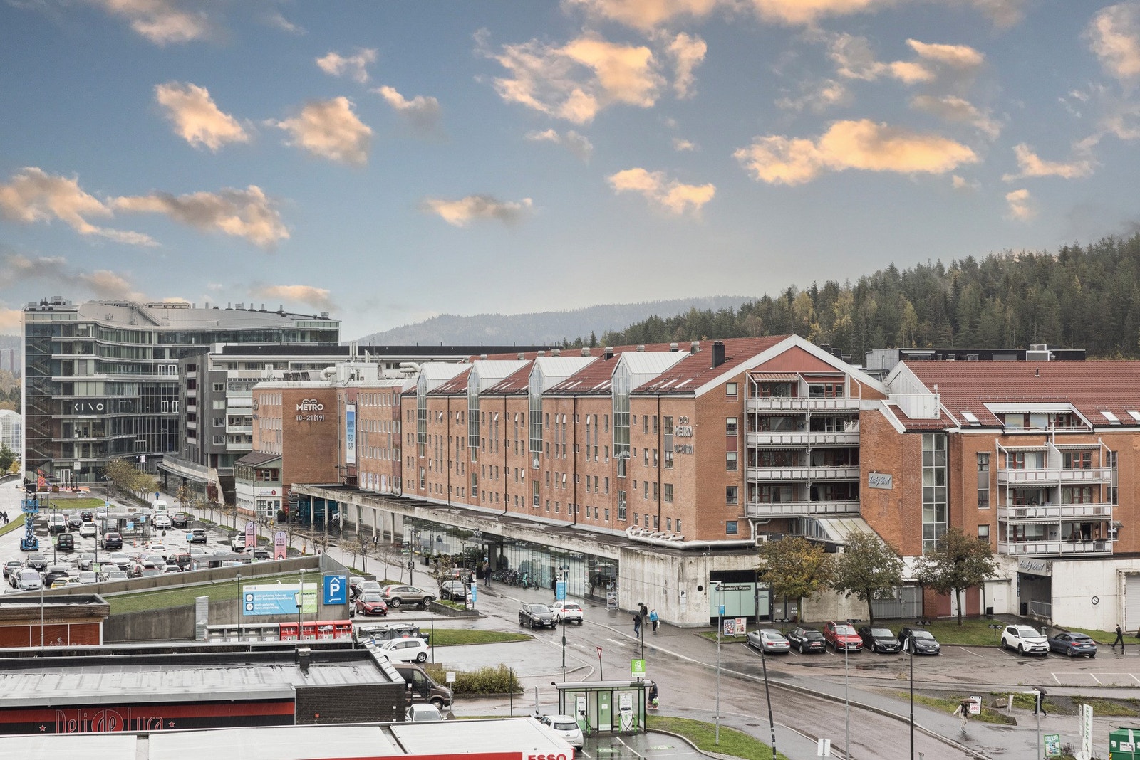 Beliggenheten gir enkel tilgang til dagligvarebutikker som Rema 1000 og Joker, samt større handlesentre som Triaden, Metro og Strømmen Storsenter. I tillegg ligger verdens første helårsarena for snøopplevelser, SNØ, kun få minutter unna. Galleribilde
