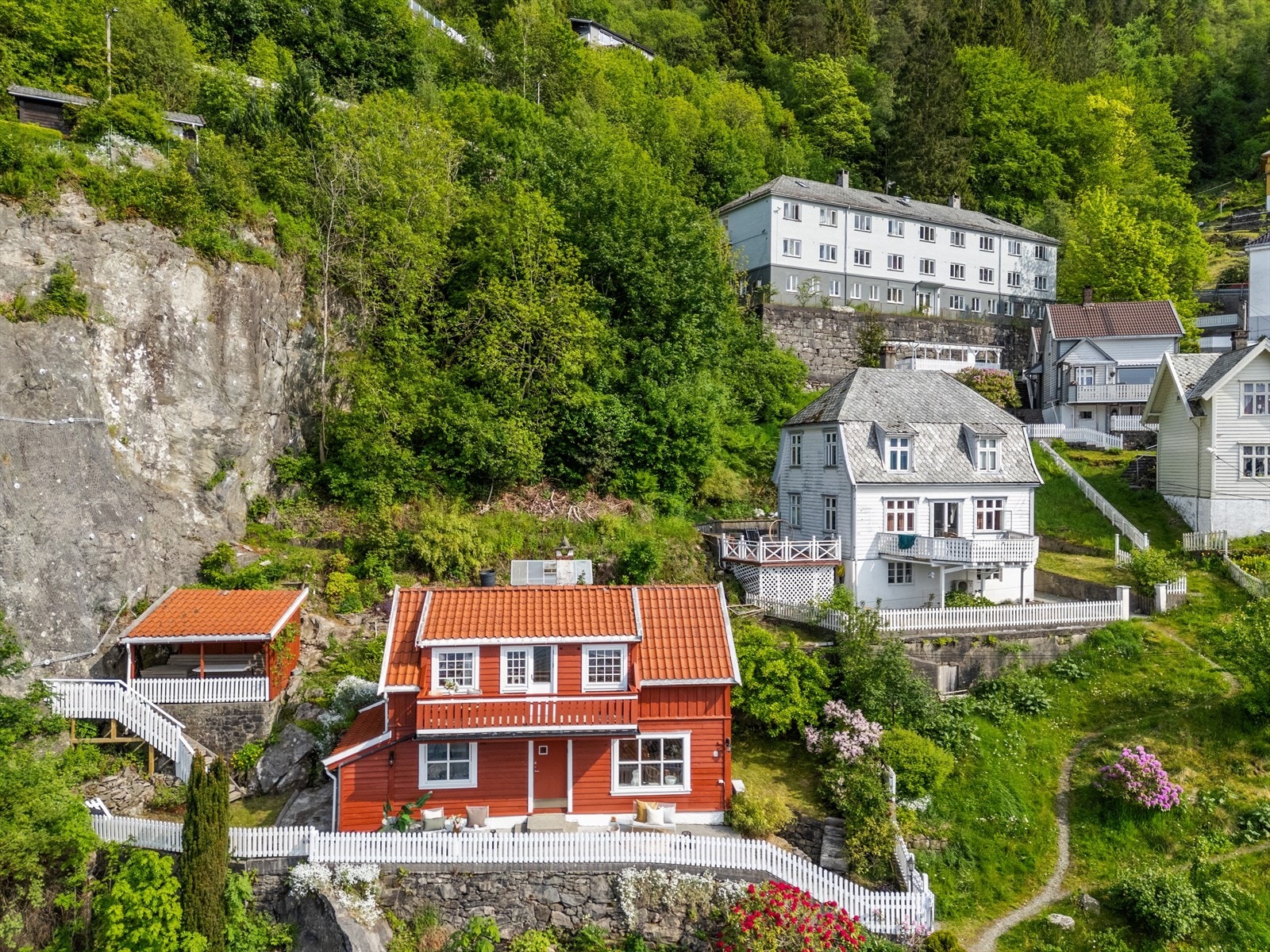 - Med en nydelig tomt av de sjeldne, vendt mot sjø og naturarealer - Galleribilde