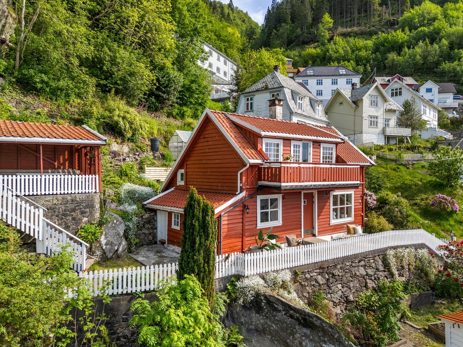 - Tomten er godt utnyttet med grillhytte, drivhus m.m. - Galleribilde
