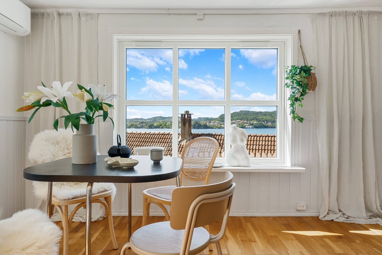 - Generøse vindusflater slipper inn rikelig med naturlig dagslys, som skaper en åpen og luftig romfølelse - Galleribilde