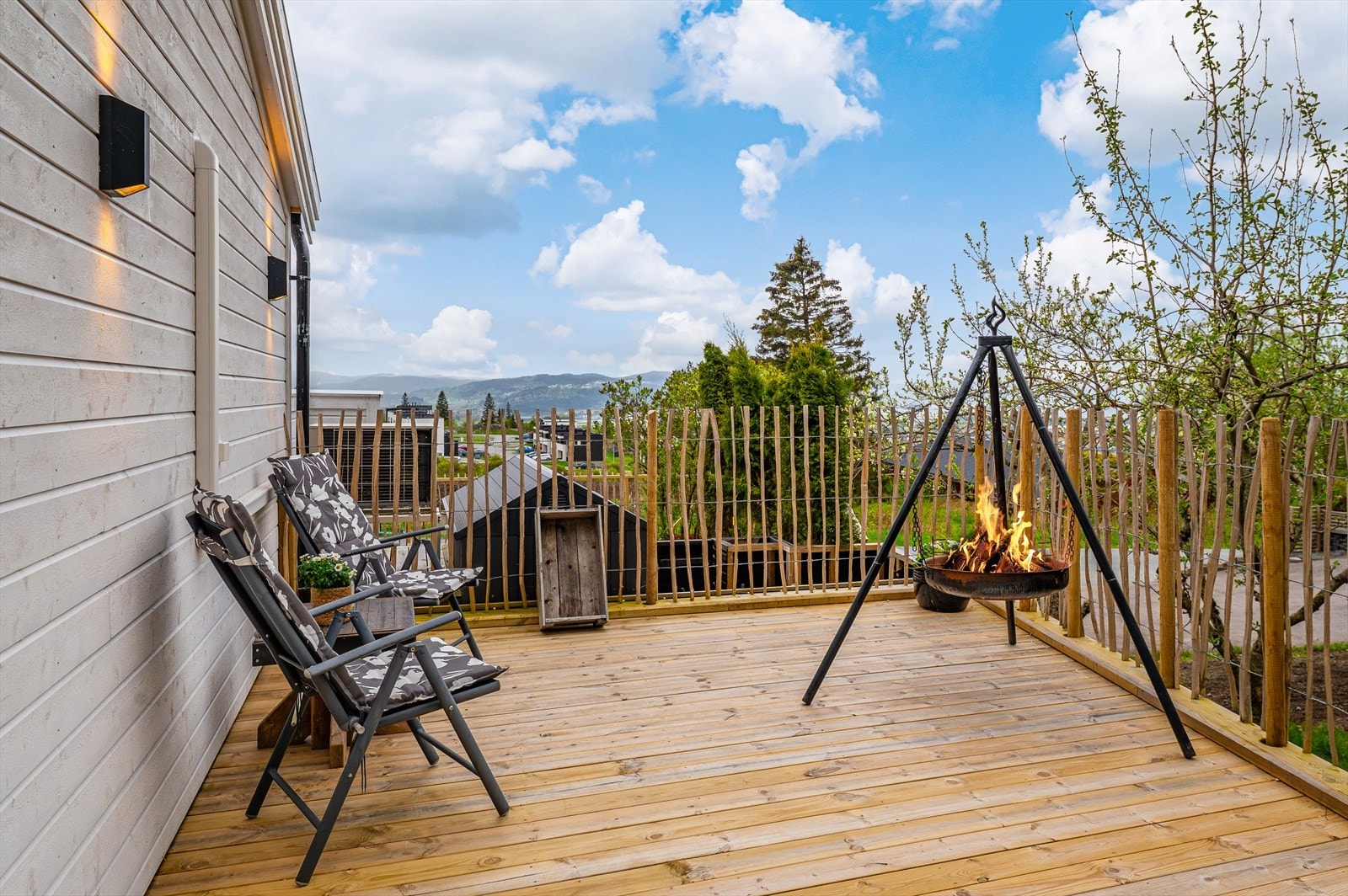 Syd-/vestvendt terrasseplatting med utsikt og gode solforhold. Galleribilde