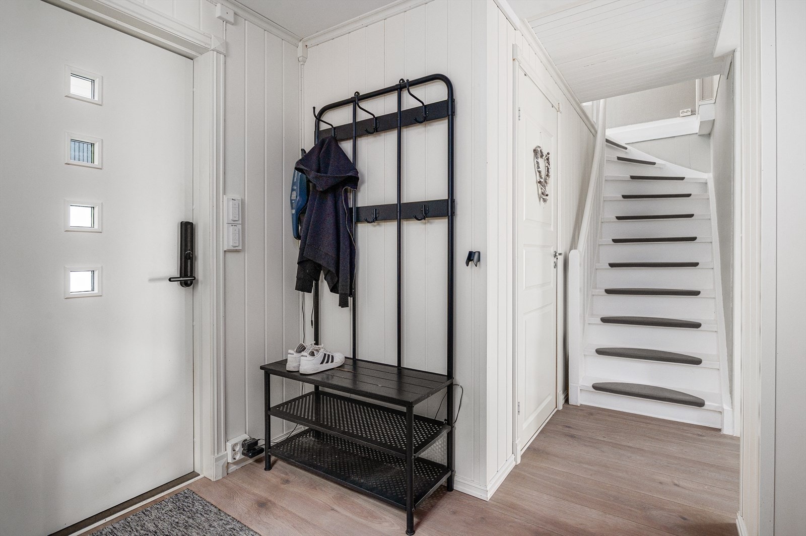 Trappeoppgang til 2. etg. som inneholder toalettrom og 3 soverom Galleribilde