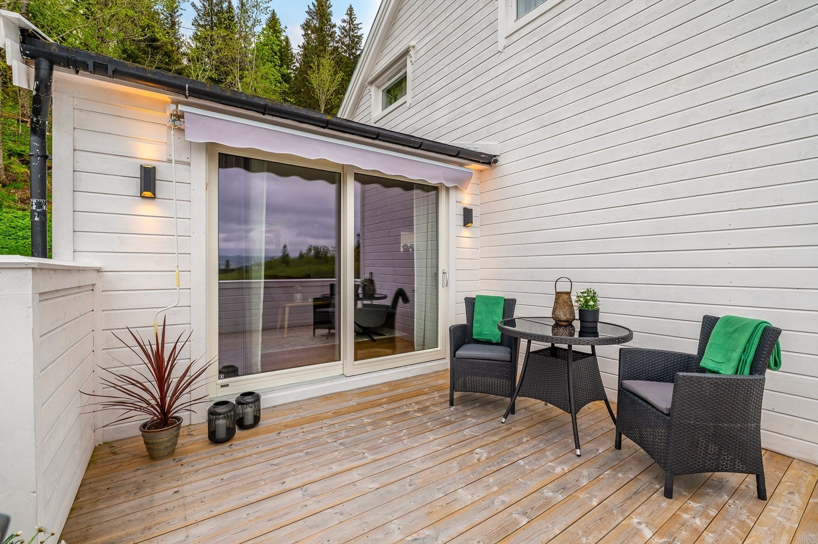 Syd-/vestvendt veranda med flott utsikt og gode solforhold Galleribilde