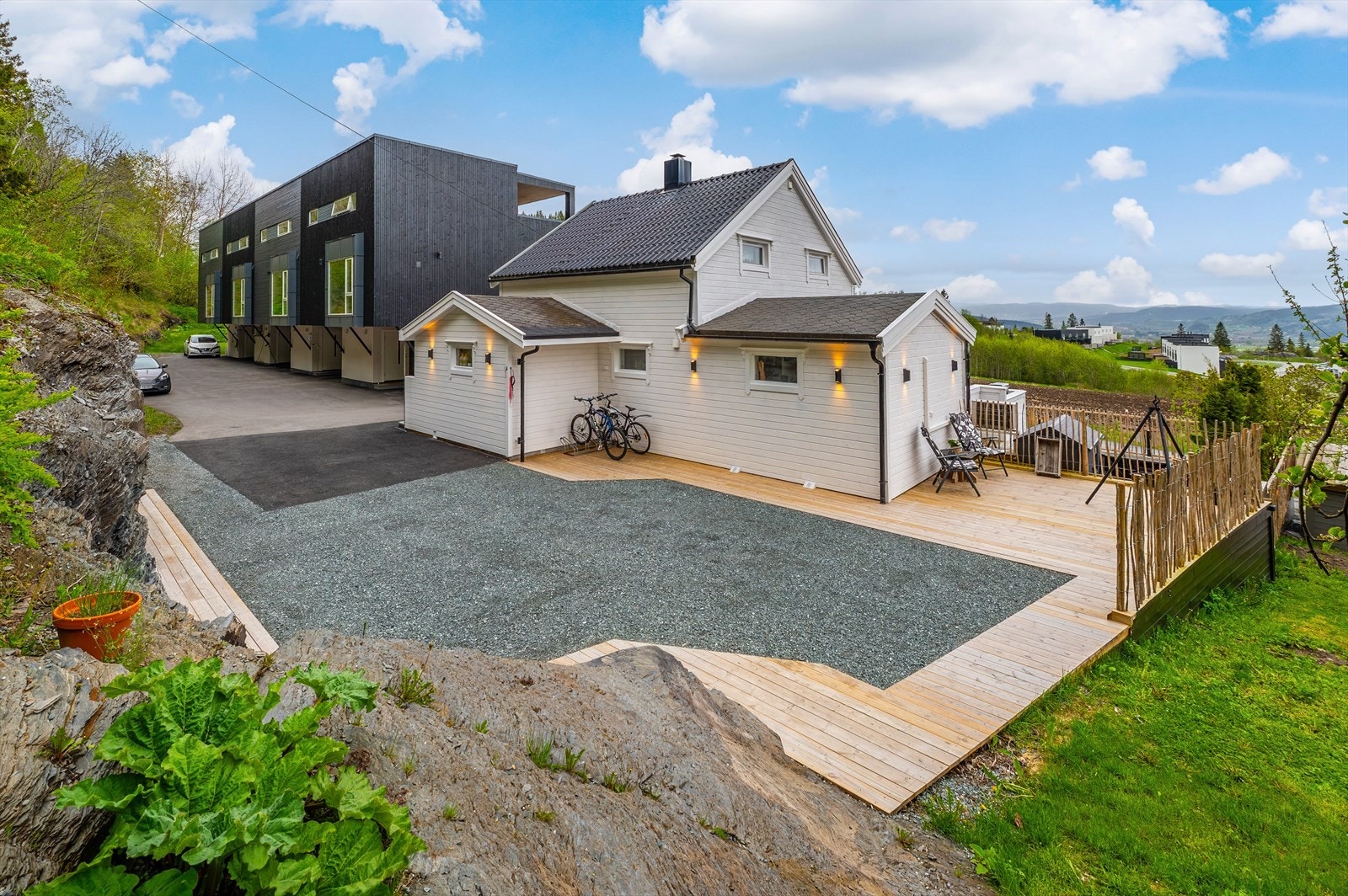 Pent opparbeidet eiendom med asfaltert og gruslagt biloppstillingsplass på begge sider av boligen. 2 terrasseplattinger i tillegg til veranda Galleribilde