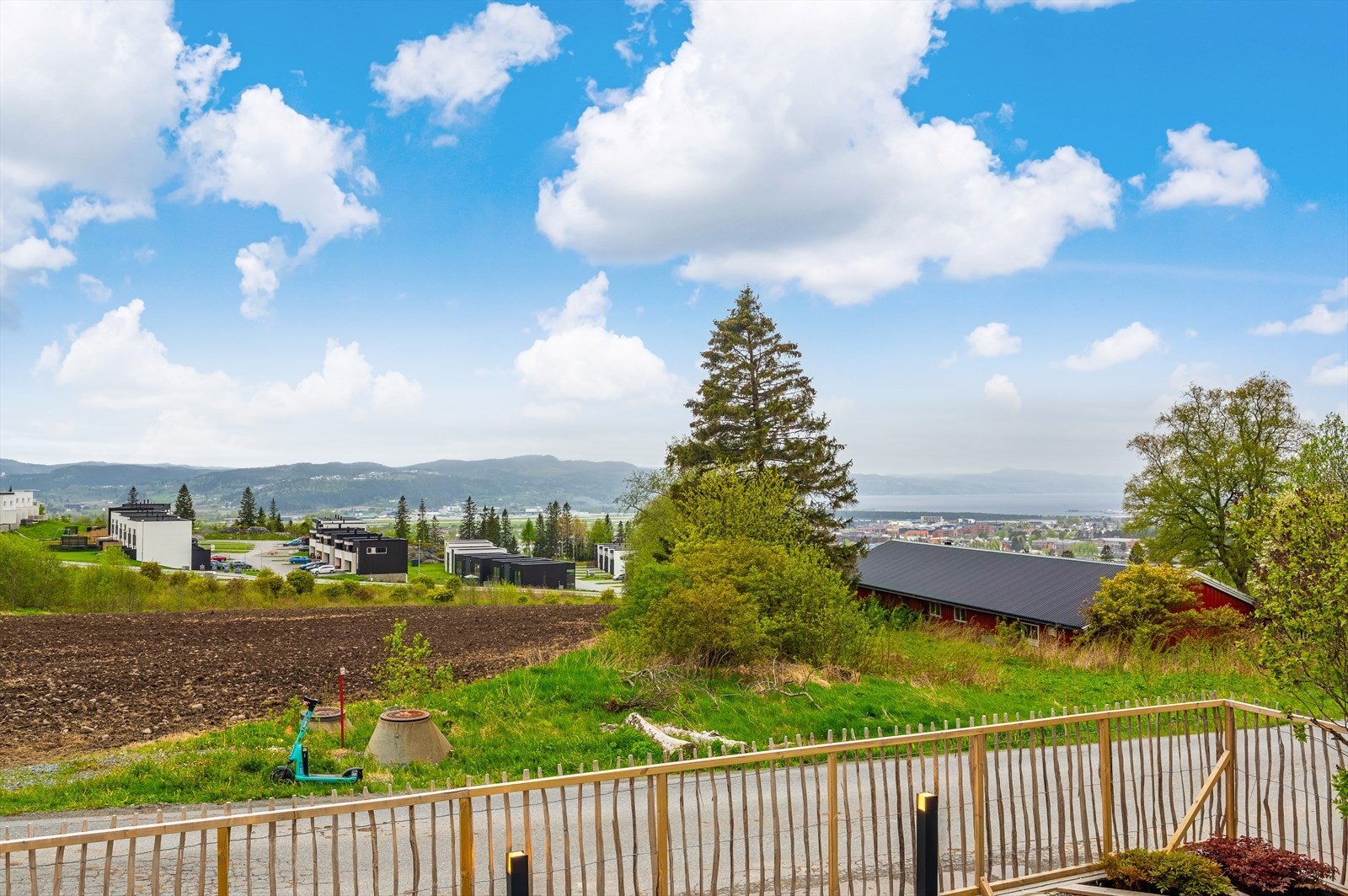 Sydvendt utsikt ned mot Stjørdal sentrum Galleribilde