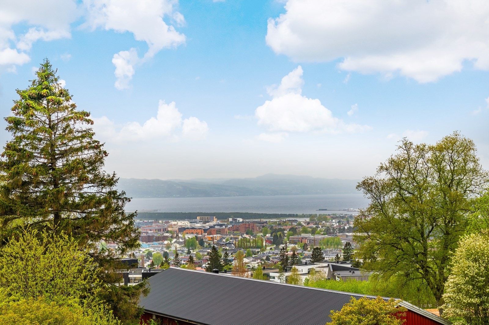 Sydvendt utsikt ned mot Stjørdal sentrum Galleribilde