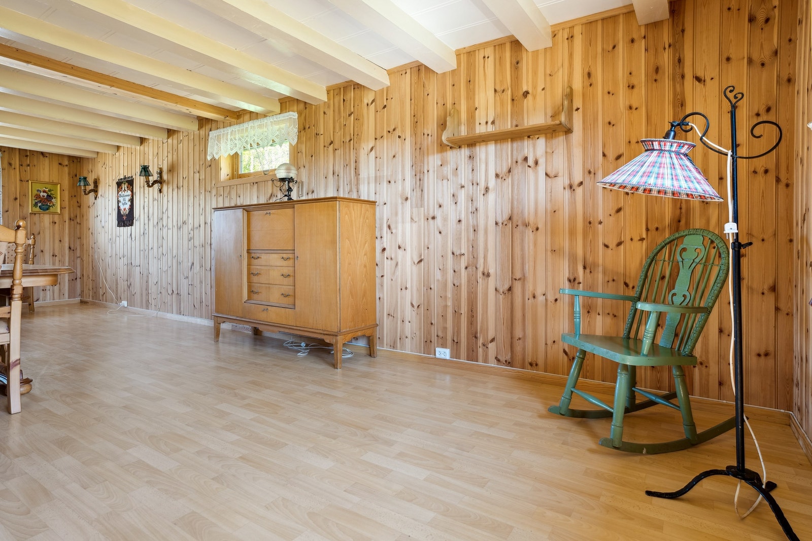 Panel på veggene gir en lun og trivelig atmosfære Galleribilde