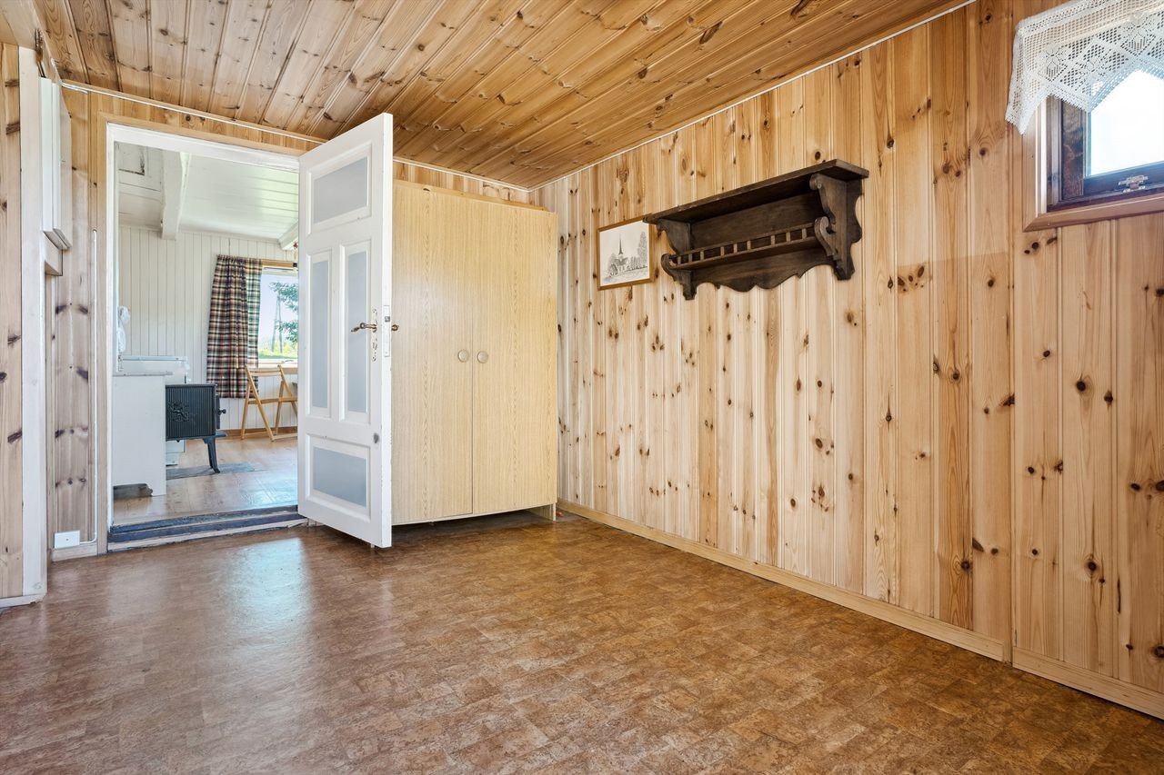 Romslig entré med god plass til garderobeløsninger Galleribilde