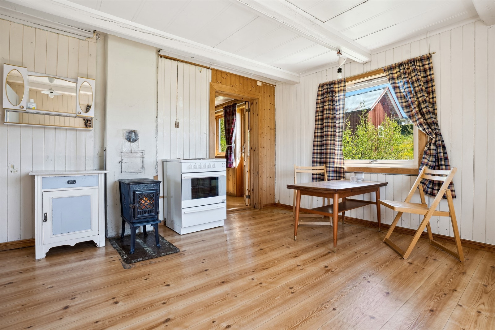 Romslig kjøkken med spiseplass ved vinduet, som gir godt lys og koselig utsikt Galleribilde