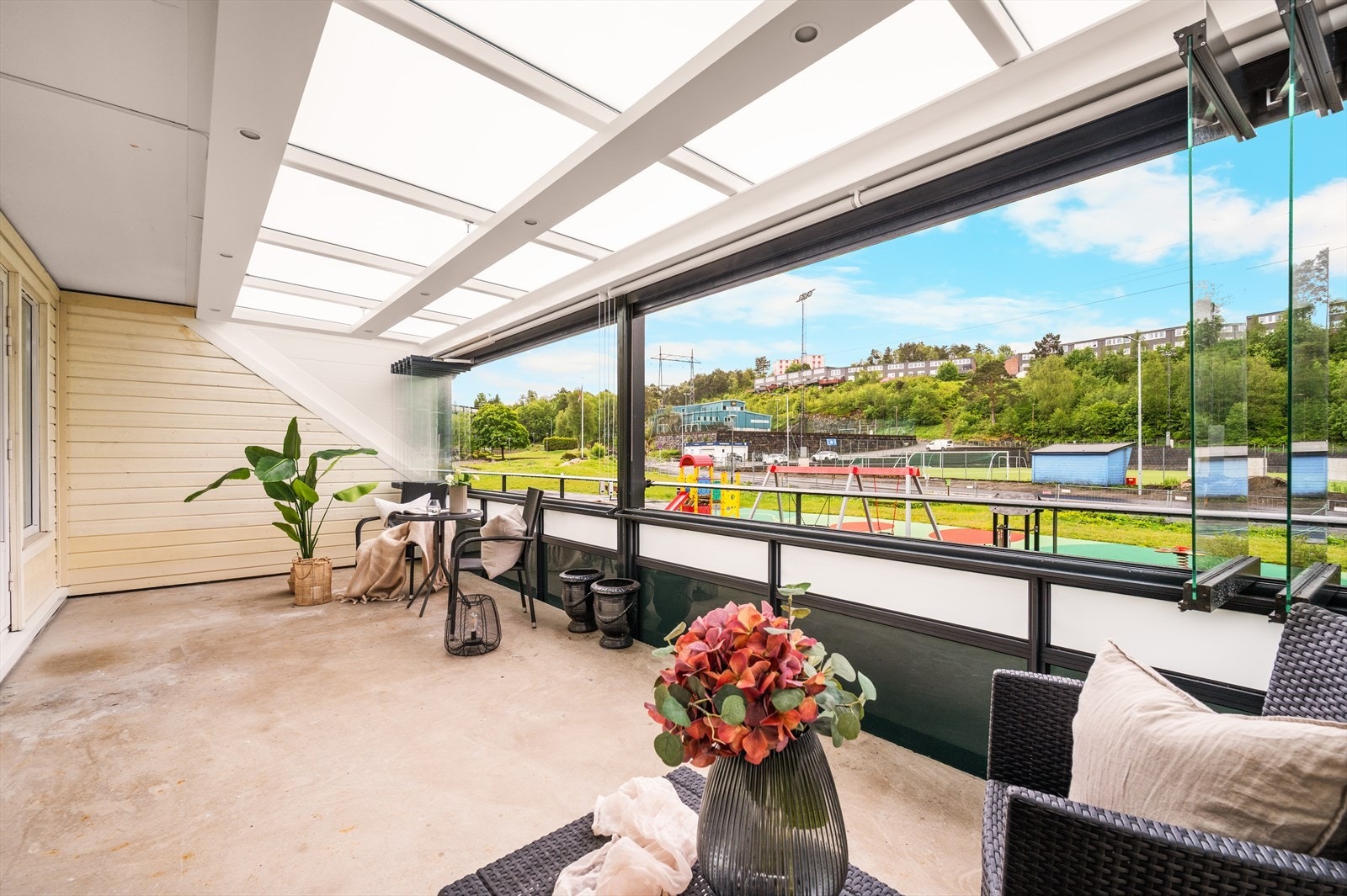 Vinduer kan åpnes og lukkes etter ønske - Her kan du nyte solen til langt ut på ettermiddagen! Galleribilde