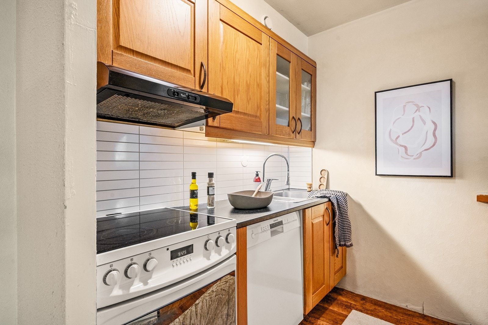 Over benkeplaten er det benyttet kitchenboard, stål oppvaskkum og ventilator. Det er opplegg for oppvaskmaskin. Galleribilde