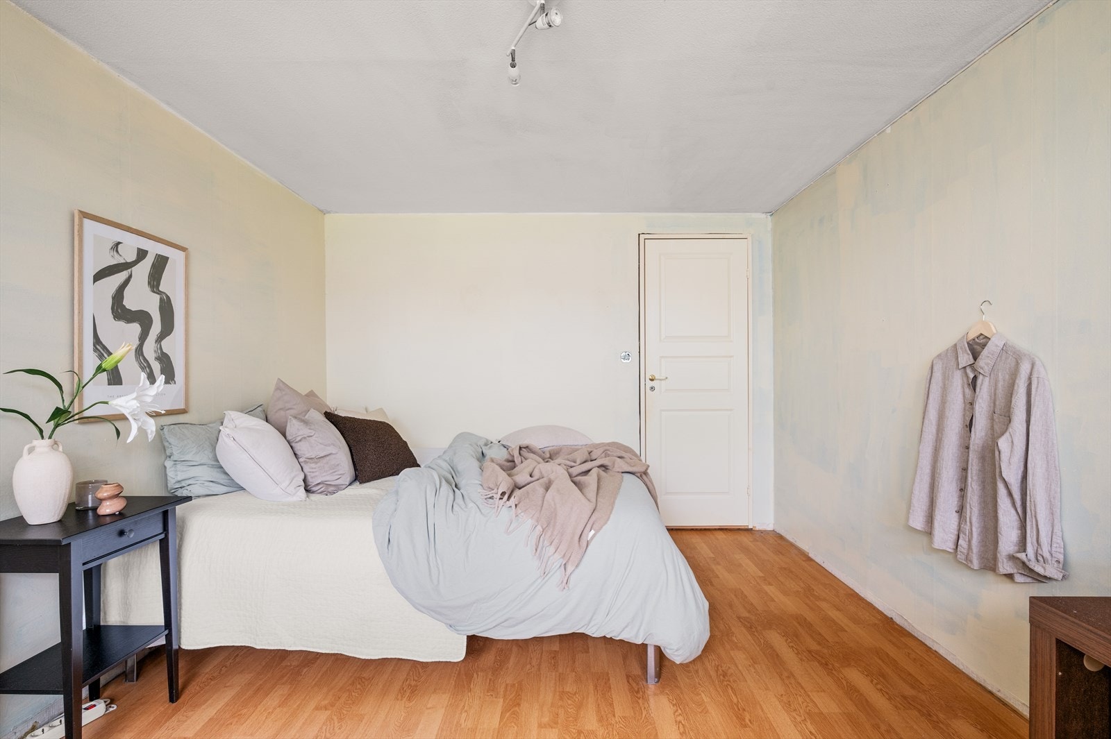 Her har du god plass til å innrede med dobbelseng og garderobeløsning Galleribilde