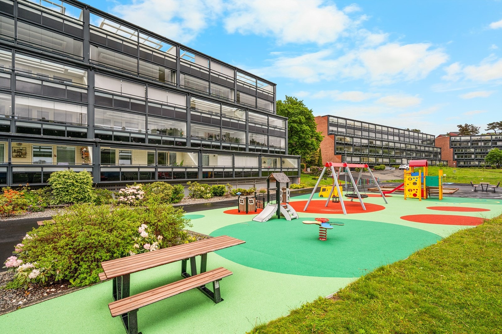 Grøntarealer, sittegrupper og lekeplass for de minste Galleribilde