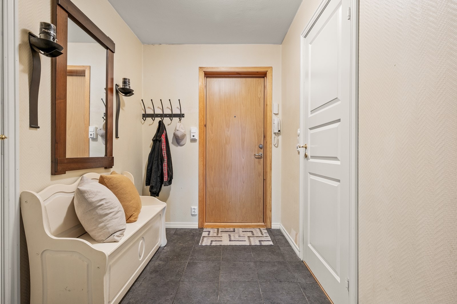 Velkommen inn i en lys og romslig gang, med god plass til oppbevaring av yttertøy og sko Galleribilde