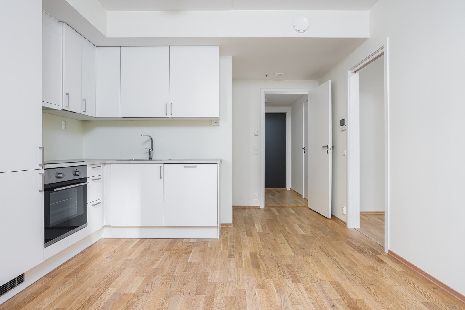 Skuffer og skapdører levert med demping, og under alle overskap som er 40cm eller bredere leveres med integrerte LED lys-profiler. Galleribilde