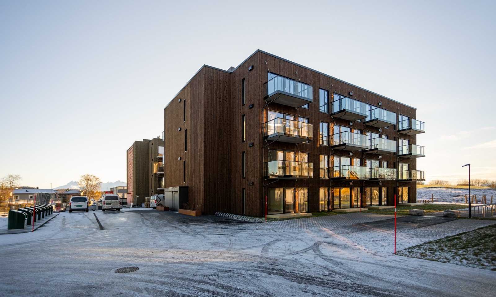 Moderne og miljøvennlige boliger og store grønne uteområder Galleribilde