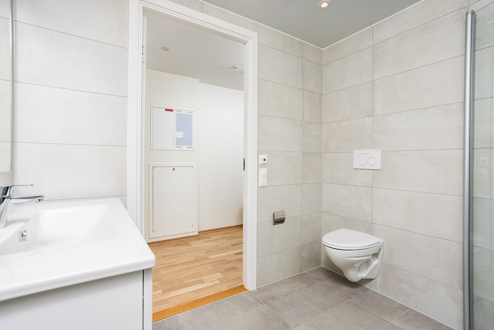 Badet er utstyrt med veggehengt innredning og toalett, samt dusj. Galleribilde