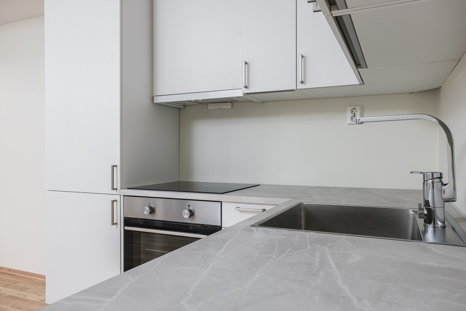 Kjøkkeninnredninger levert fra anerkjent produsent med tidløse slette laminat eller hvitlakkerte fronter av normalt god kvalitet Galleribilde