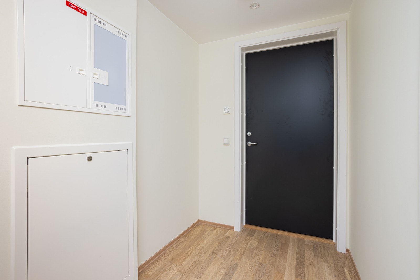 Innbydende entre med mulighet for oppheng til klær og sko. Galleribilde