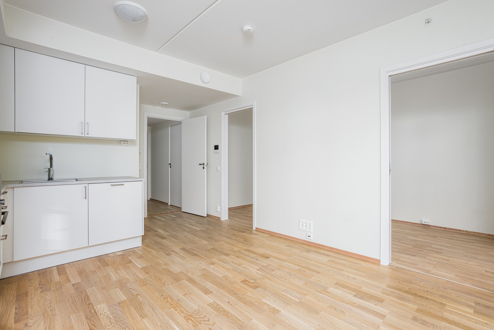 Med vannbåren varme i gang og stue/kjøkken sørger det for en behagelig oppvarming. Galleribilde