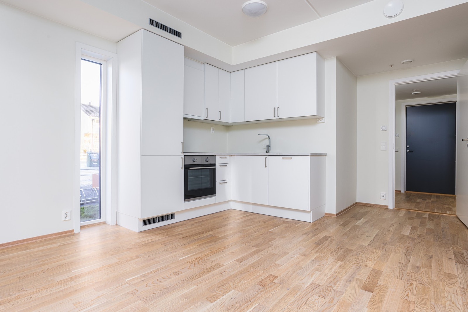 Praktisk kjøkken med fint med oppevaringsplass Galleribilde