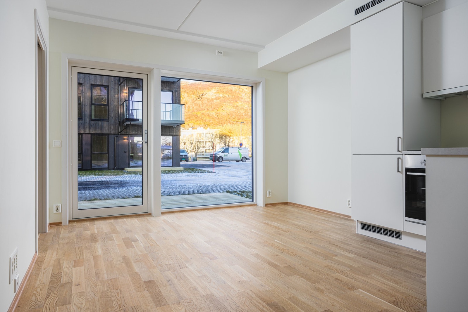 Kjøkkenet har store vindusflater noe som gir rommet et romslig følelse Galleribilde