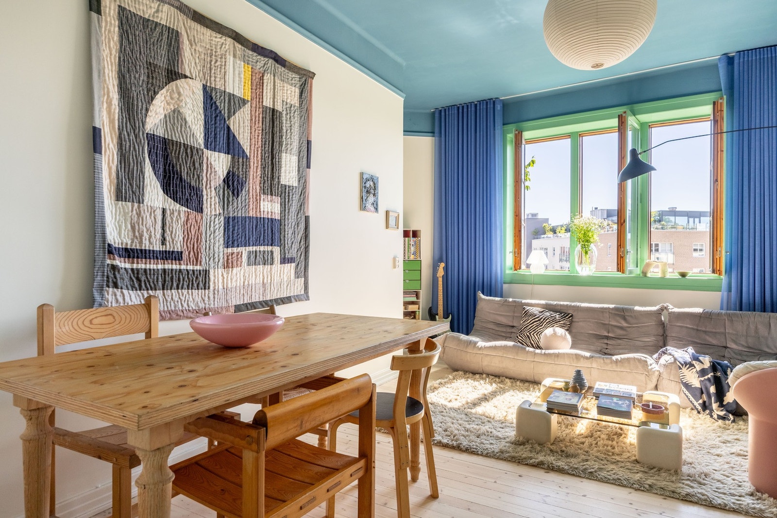 Dette er en flott 2-roms toppleilighet med særegen og unik sjarm. Galleribilde