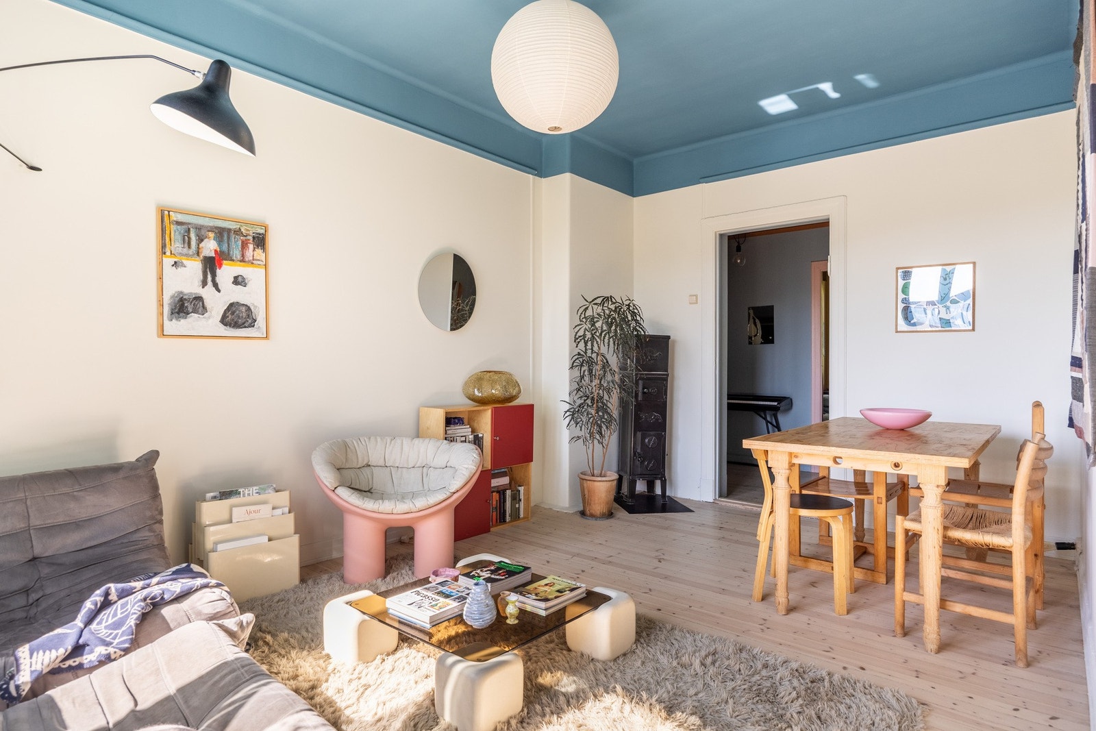 Det er vedovn i stuen som varmer godt i kaldere årstider. Galleribilde